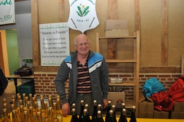 Alain Marteaux surveille ses bouteilles Alain Marteaux surveille ses bouteilles
