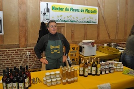 Alain attend les amateurs de vin Alain attend les amateurs de vin