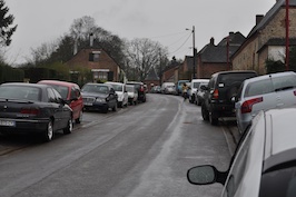Les rues du village envahies par les voitures Les rues du village envahies par les voitures