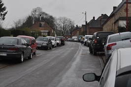 Les rues du village envahies par les voitures