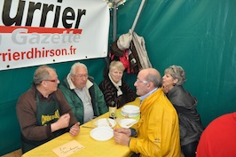 Marc et Corine se restaurent avec des amis: des anciens de chez Frampin Marc et Corine se restaurent avec des amis: des anciens de chez Frampin