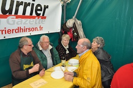 Marc et Corine se restaurent avec des amis: des anciens de chez Frampin