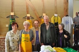 La couturière et Geneviève avec le top modèle Jackie La couturière et Geneviève avec le top modèle Jackie