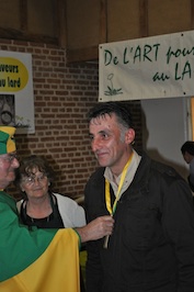 Gérard , membre de la confrérie, remet la houlette au chevalier d'honneur Sylvain Gérard , membre de la confrérie, remet la houlette au chevalier d'honneur Sylvain