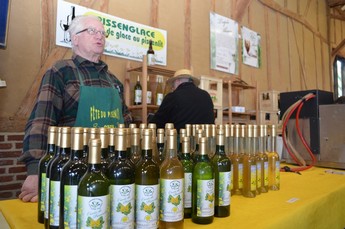 Robert remplace Alain souffrant pour vendre la Cuvée du pissenlit et le Pissenglace Robert remplace Alain souffrant pour vendre la Cuvée du pissenlit et le Pissenglace