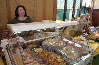 Christine à l'aise derriére le stand Leduc (Maroilles brossé à la biére de pissenlit) Christine à l'aise derriére le stand Leduc (Maroilles brossé à la biére de pissenlit)
