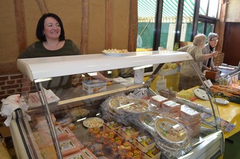 Christine  l'aise derrire le stand Leduc (Maroilles bross  la bire de pissenlit)