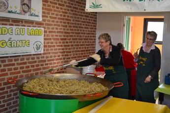 Martine et Dominique les 'touilleuses' de la salade au lard