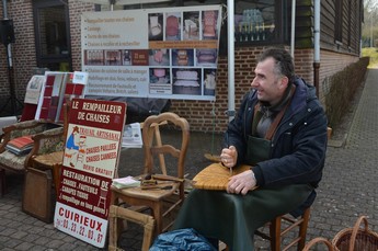 Le rempailleur au boulot