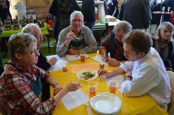 Le jury de la meilleure salade au lard install