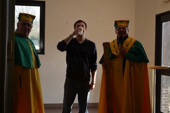 François savoure l'Akéne en regardant le ciel François savoure l'Akéne en regardant le ciel