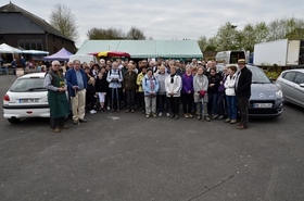 Une centaine de marcheurs rassembls avant le dpart