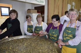 Dominique et son quipe sont pretes pour servir la salade au lard