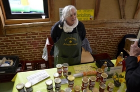 Madame Chevanne l'épouse du maire de Auge présente ses produits à base de pomme Madame Chevanne l'épouse du maire de Auge présente ses produits à base de pomme