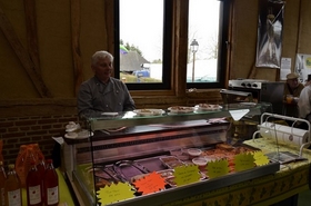 Didier devant sa vitrine