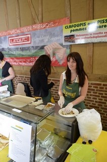 Mélanie qui a préparé les clafoupis se prépare Mélanie qui a préparé les clafoupis se prépare