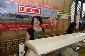 Christine la banquière met les mains dans le Maroilles Christine la banquière met les mains dans le Maroilles