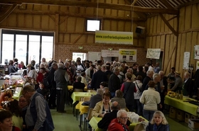 C'est bientot midi, la foule arrive C'est bientot midi, la foule arrive