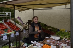 Mme Wiart et ses légumes, des fidéles de la fête Lysiane, une authentique dans son métier, présente sa charcuterie