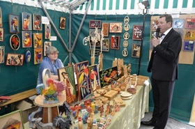 Christian devant le stand d'objets en bois de M Rousseaux Christian devant le stand d'objets en bois de M Rousseaux