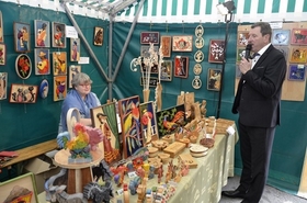 Christian devant le stand d'objets en bois de M Rousseaux