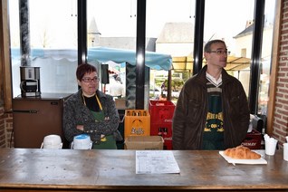 Christine et Laurent en poste  la buvette