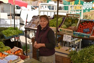 Mme Wiart beigne dans ses légumes Mme Wiart beigne dans ses légumes