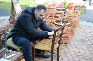 Le rempailleur et ses paniers Le rempailleur et ses paniers