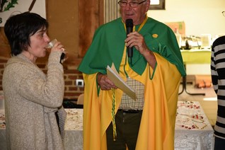 Mme Puycouilloul se dévoue pour déguster la bière de Pissenlit Mme Puycouilloul se dévoue pour déguster la bière de Pissenlit