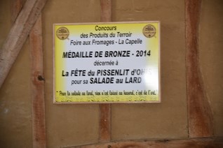 La référence de la salade au lard Une partie des bénèvoles avec leurs beaux tabliers