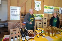 Michel et Charles,fiers du stand des produits Pissenlit Michel et Charles,fiers du stand des produits Pissenlit