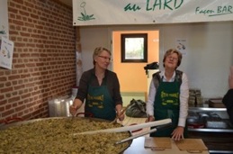 Martine et Dominique devant les 350 kg de salade au lard Martine et Dominique devant les 350 kg de salade au lard