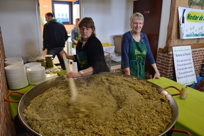 Lysiane touille la salade au lard pendant que Martine fait la belle