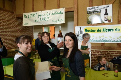 Mandy et Melanie reoivent les cadeaux du concours de la meilleure salade au lard